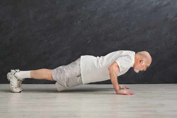 Entrenamiento de fitness para hombre mayor, flexiones o tablón — Foto de Stock