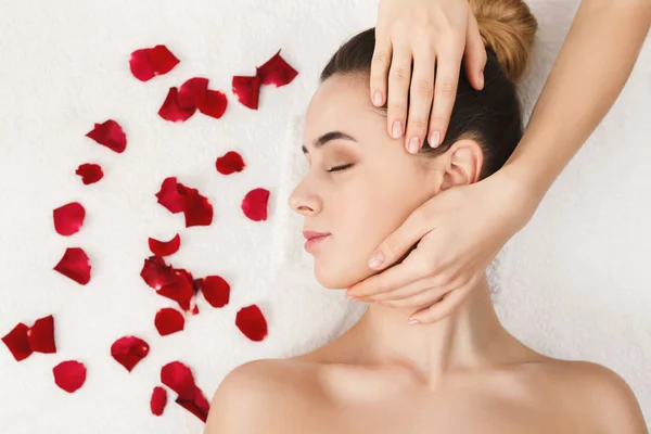 Frau bekommt professionelle Gesichtsmassage im Spa — Stockfoto