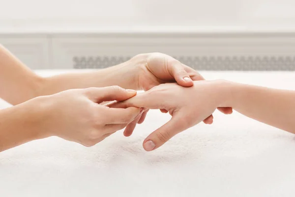Massagem de mãos no salão de spa em toalha branca — Fotografia de Stock