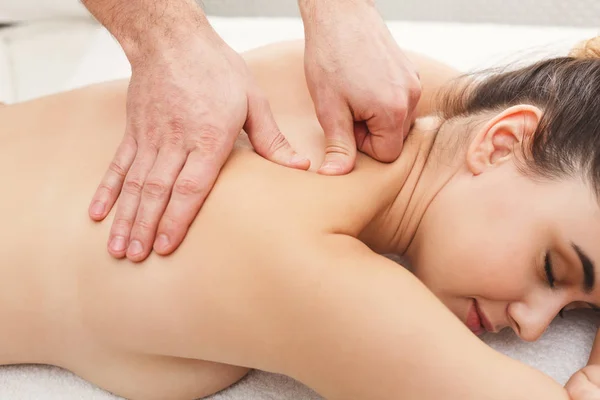 Fechar as mãos massagear ombros femininos — Fotografia de Stock