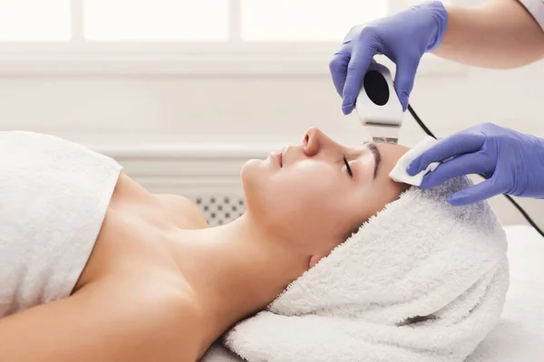 Žena kosmetické ošetření v beauty salonu — Stock fotografie