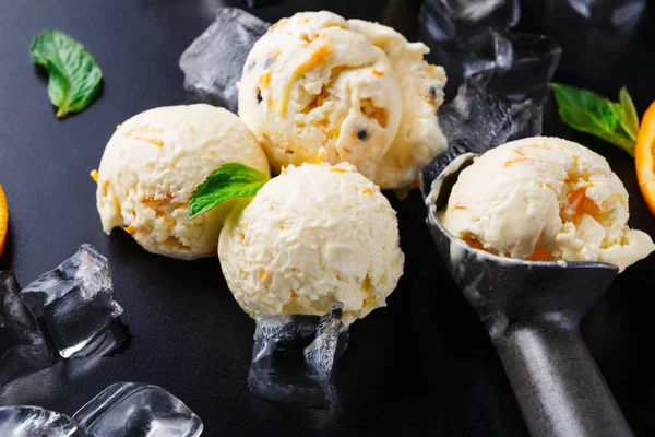 Ice cream scoops with ice on black background — Stock Photo, Image