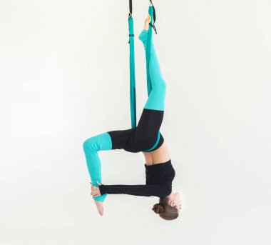 Beyaz arka plan üzerinde sinek yoga uygulamak kadın