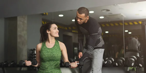 Mulher desportiva exercitando com seu personal trainer — Fotografia de Stock