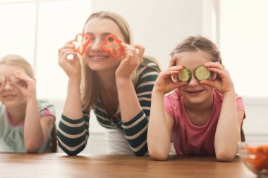 Güzel bir kadınla yemek salata ve having fun kızları