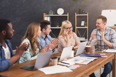 Genç takım projesinde modern ofis tartışıyor