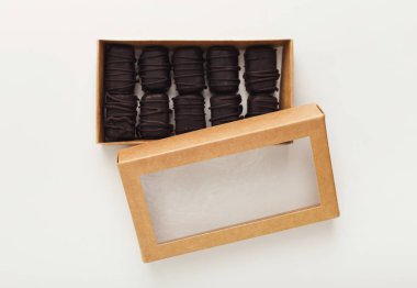 Vegan şekerleri üzerine beyaz izole kutusunda