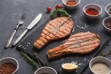 Sulu fileto ızgara üzerinde ızgara somon kırmızı balık