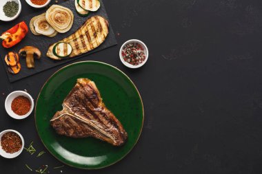 Orta az pişmiş ızgara T-Bone biftek