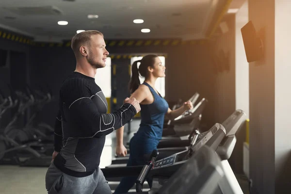 Entrenamiento de fitness en gimnasia en cintas de correr —  Fotos de Stock