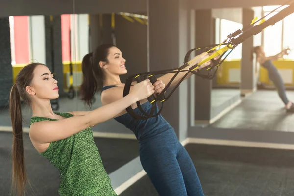 Frauen beim Aufhängungstraining im Fitnessstudio — Stockfoto