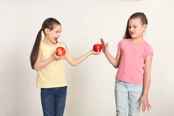 Flicka vägrar apple på vit bakgrund — Stockfoto