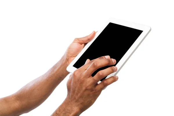 Sosteniendo y apuntando en la pantalla en blanco en la tableta — Foto de Stock