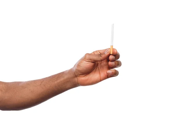 Mano masculina negra sosteniendo un cigarrillo — Foto de Stock