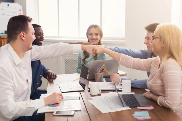 Equipo de negocios exitoso golpeando puños — Foto de Stock