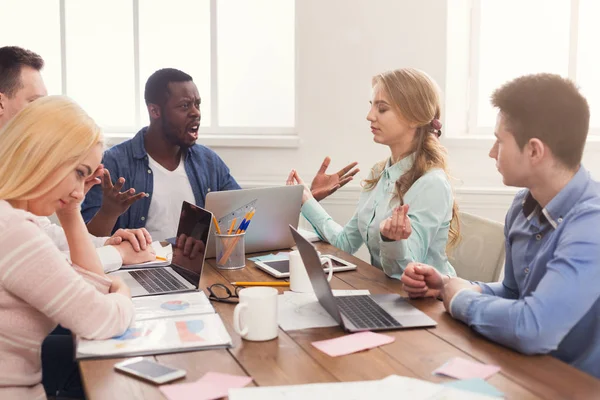 Réunion d'affaires. Équipe multiethnique au bureau — Photo