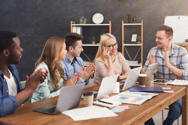 Equipo joven discutiendo proyecto en oficina moderna — Foto de Stock