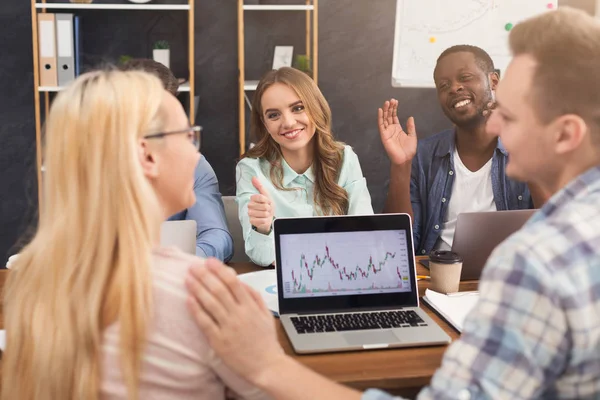 Equipo empresarial discutiendo los resultados de su trabajo — Foto de Stock