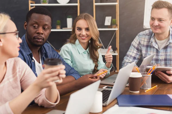 Jeune équipe discutant du projet dans un bureau moderne — Photo