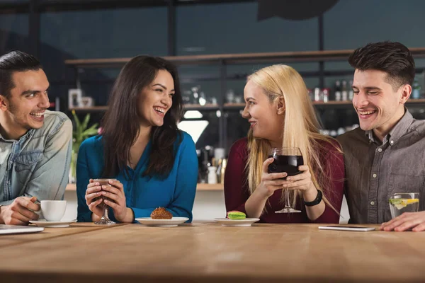 De jeunes amis heureux buvant du café au café — Photo