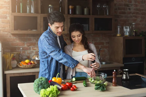 Feliz pareja cocinar la cena juntos — Foto de Stock