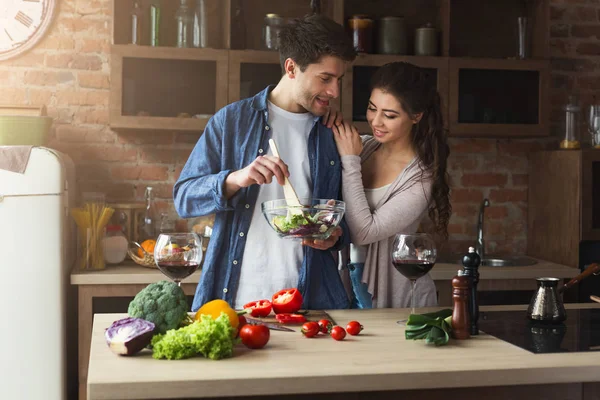 Pareja feliz cocinando comida saludable juntos — Foto de Stock
