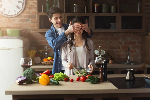 Lyckliga par matlagning hälsosam mat tillsammans — Stockfoto