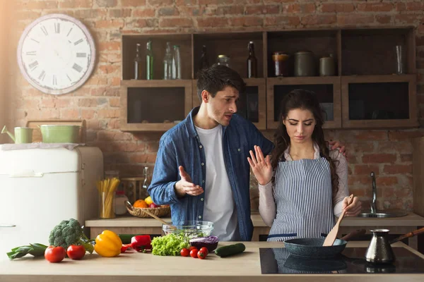 Couple cooking healthy dinner together — Stock Photo, Image