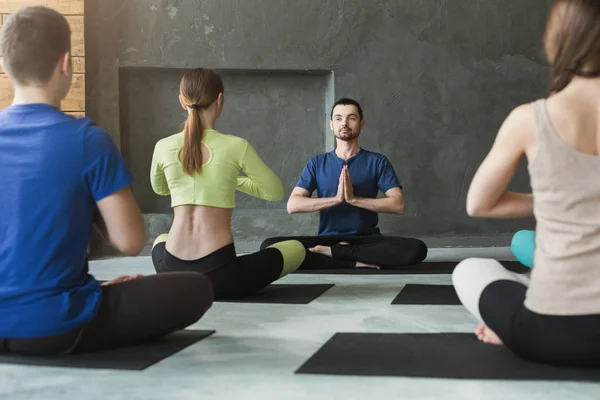 Gruppo con istruttore di yoga nel fitness club — Foto Stock