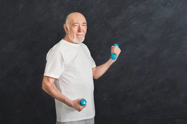 Hombre mayor haciendo ejercicio con pesas — Foto de Stock