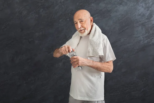 Dorst senior man drinkwater uit de fles — Stockfoto