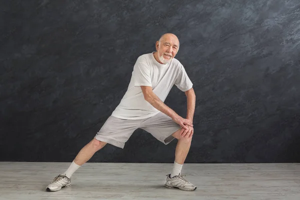 Senior Mann Warmup Stretchtraining drinnen — Stockfoto
