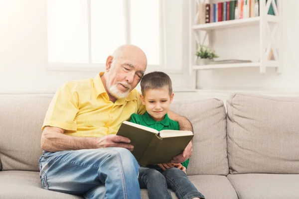 Senior man lezen boek voor zijn kleinkind — Stockfoto
