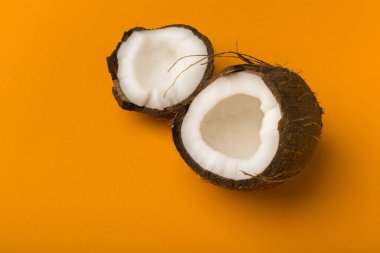 Parlak sarı zemin üzerine kırık Hindistan cevizi