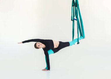 Beyaz arka plan üzerinde sinek yoga uygulamak kadın