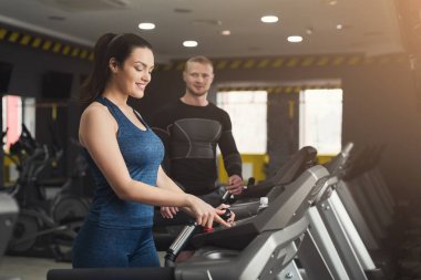 Çekici kadın fitness Club koşu bandı