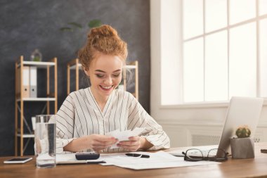 Mutlu iş kadın denetimleri okuma