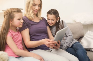 Güzel genç kadın ve kızları dijital tablet kullanma