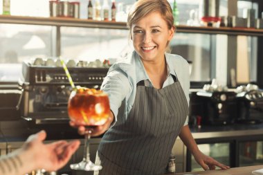 Alkol kokteyl kafede veren deneyimli barista