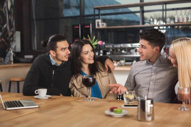 Kafede kahve içme mutlu genç arkadaşlar