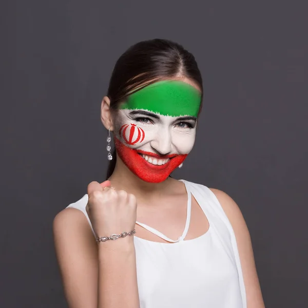 イランの国旗を持つ若い女性が彼女の顔に描かれました。 — ストック写真