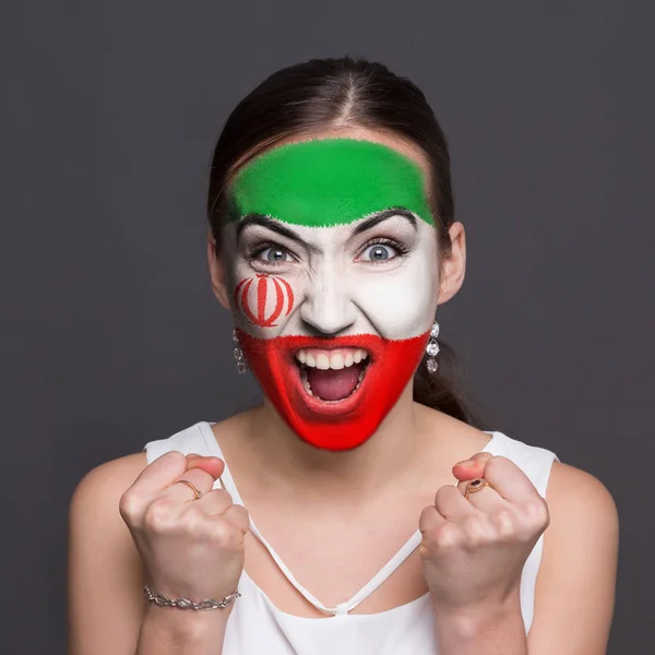 Jovem mulher com bandeira do Irã pintada em seu rosto — Fotografia de Stock