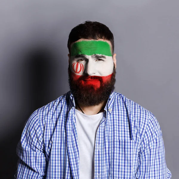 Ung man med Iran flagga målad på hans ansikte — Stockfoto
