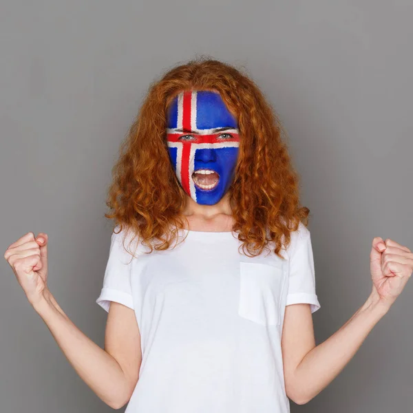 Νεαρή γυναίκα με Ισλανδική σημαία ζωγραφισμένη στο πρόσωπό της — Φωτογραφία Αρχείου