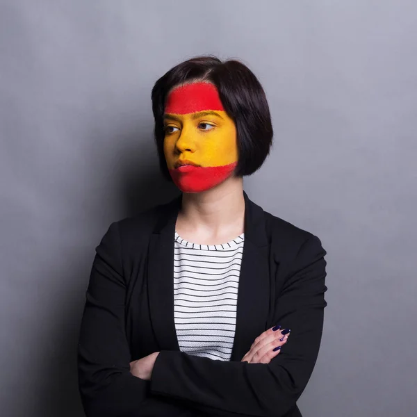 Giovane donna con bandiera spagnola dipinta sul viso — Foto Stock