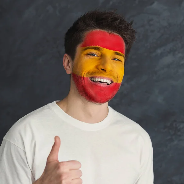 Jovem com bandeira da Espanha pintada em seu rosto — Fotografia de Stock