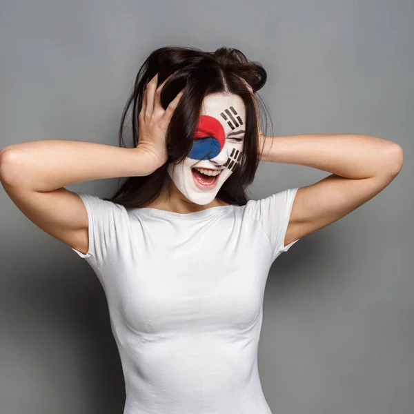 Молода жінка з прапору Кореї, пофарбувати на її обличчі — стокове фото