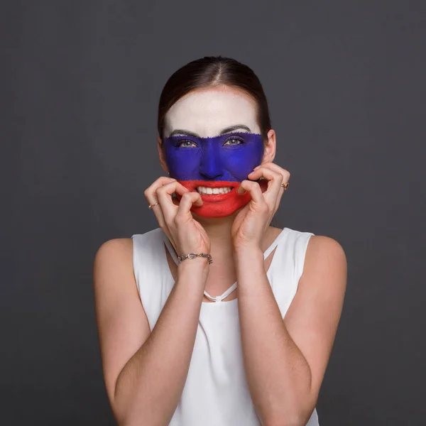 Jeune femme avec le drapeau russe peint sur son visage — Photo