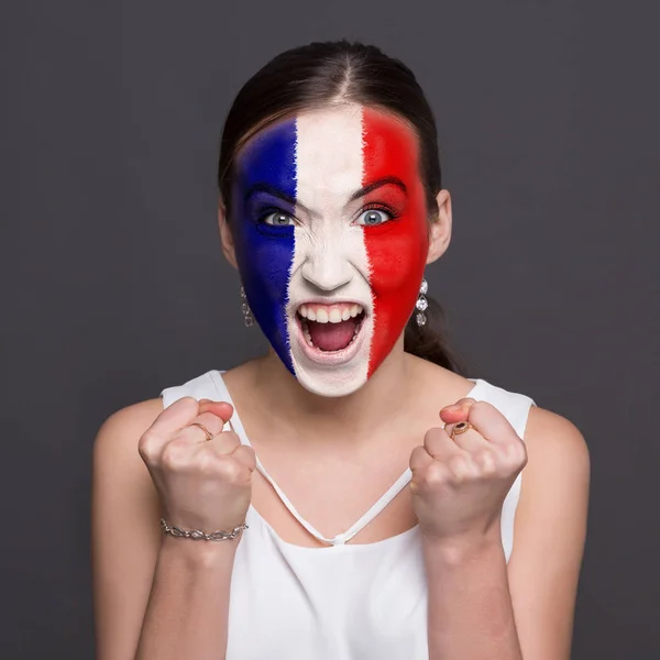 Ung kvinna med Frankrike flagga målad på hennes ansikte — Stockfoto