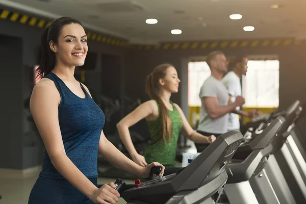 Treinamento de pessoas de fitness em ginásio em esteiras — Fotografia de Stock